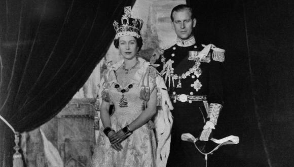 La Reina Isabel II y el Príncipe Felipe posan después de la Coronación de la Reina, el 2 de junio de 1953 en el Palacio de Buckingham. (Foto por - / AFP)