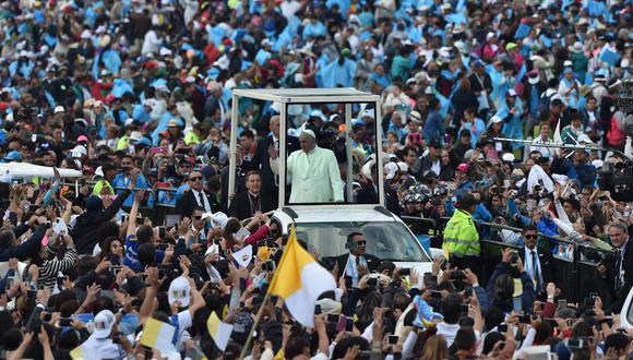 El papa Francisco llegó al parque Simón Bolivar para celebrar una misa multitudinaria. (AFP)