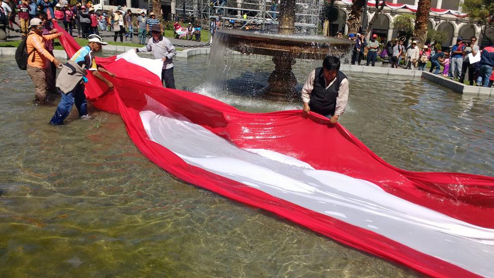 Lavado de la bandera se efectuó en la plaza de Armas de la Ciudad Blanca. (Miguel Idme)