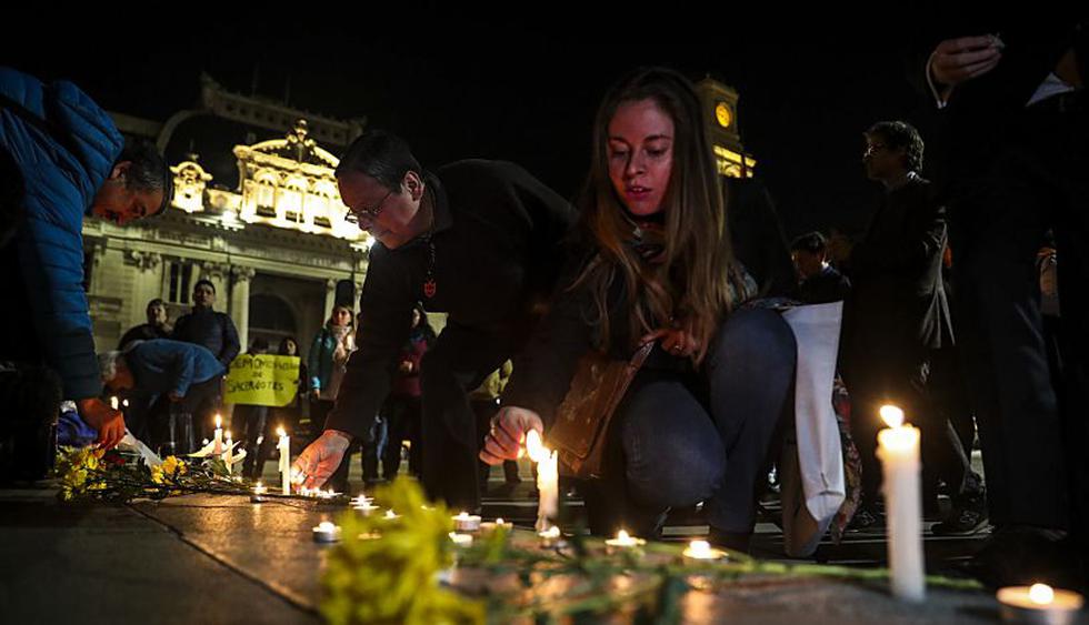 Con velas encendidas en representación de la verdad que ilumina el camino de las víctimas y con flores por aquellos que aún sufren en silencio se presentaron en la Catedral de Santiago. | Foto: EFE