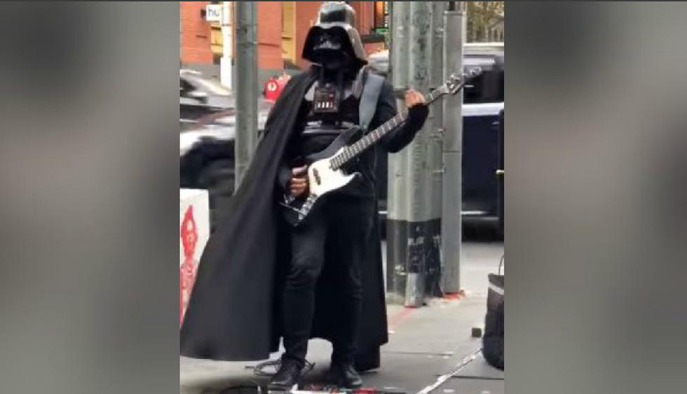 Un hombre disfrazado de 'Darth Vader' sorprendió a todos con su singular accionar. (YouTube: ViralHog)
