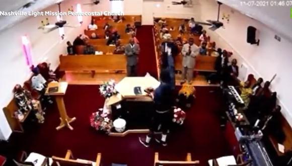 El pastor se encontraba orando cuando el atacante se subió al altar con la pistola en la mano. (Foto: captura video RT)