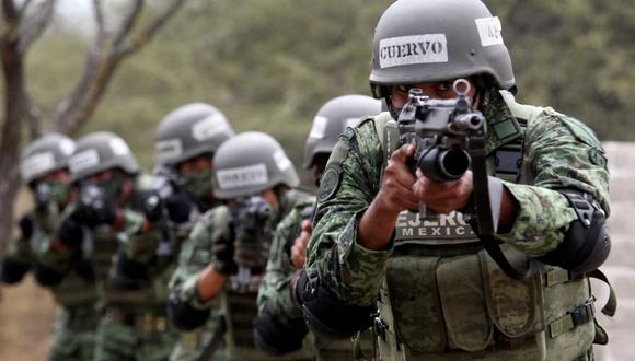 Miembros del Ejército Mexicano maniobran un rifle Xiuhcóatl FX-05 de fabricación mexicana durante un entrenamiento de fuerzas especiales en la base militar Los Capulines en la V región militar en Jamay, estado de Jalisco, México, el 21 de enero de 2022. (Foto de ULISES RUIZ / AFP)