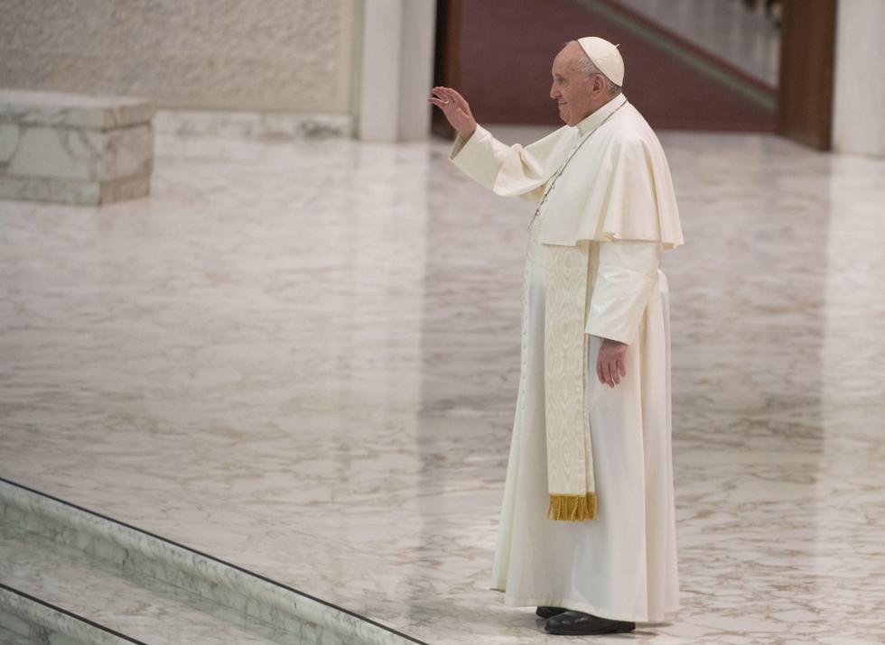 El papa Francisco saluda a los peregrinos durante su audiencia general de los miércoles en el Aula Pablo VI en la Ciudad del Vaticano. (EFE/EPA/MAURIZIO BRAMBATTI).