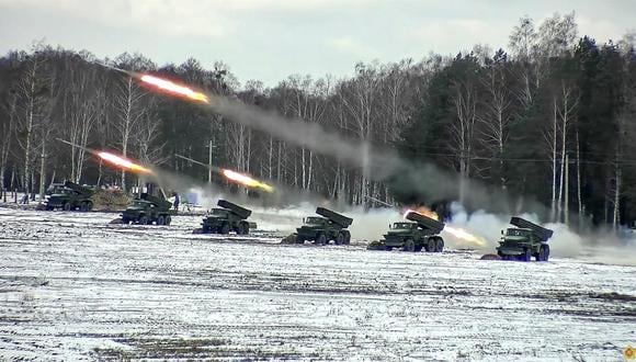 Una foto proporcionada por el Ministerio de Defensa de Bielorrusia muestra vehículos lanzacohetes de las Fuerzas Armadas de Bielorrusia durante un ejercicio militar conjunto con Rusia. (EFE/EPA).