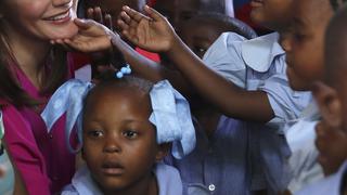Reina Letizia conoce la dura realidad de Haití en un colegio que apoya a niños sin recursos