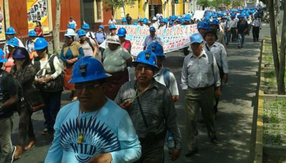 Mineros informales marcharon hacia el Congreso. (@aramoslao)