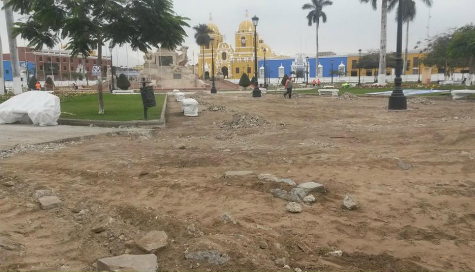 El alcalde de Trujillo, Elidio Espinoza, consecionó una obra de reconstrucción de la plaza de armas debido a que esta quedó afectada tras los huaicos ocurridos durante el fenómeno del Niño.