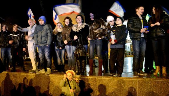 El 95,7% de crimeos votaron a favor de unirse a Rusia. Ciudadanos ya celebran decisión. (AFP)