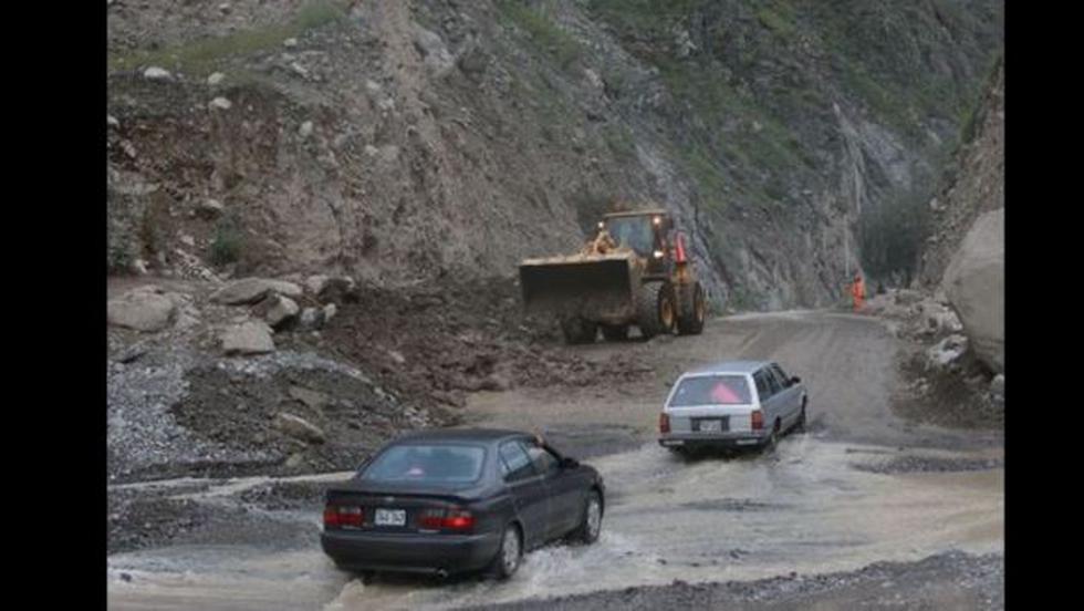 El MTC comunicó que Provías Nacional ya envió maquinaria para limpiar las vías. (Andina)