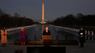 Biden y Harris homenajean a los 400.000 muertos por la pandemia en EE.UU. 