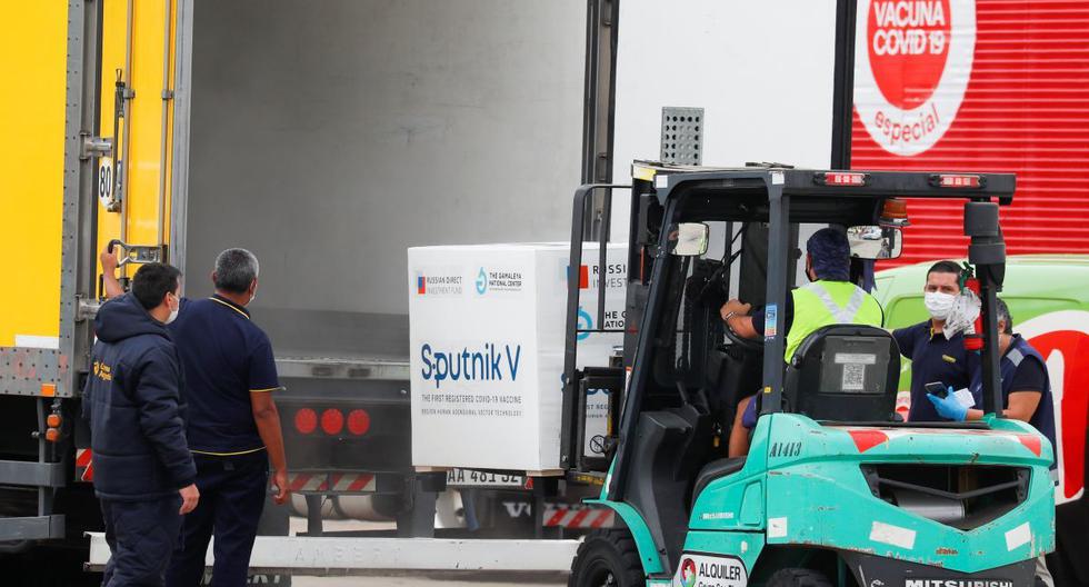 Un cargamento de dosis de la vacuna Sputnik V contra la enfermedad del coronavirus es cargado en un camión en el Aeropuerto Internacional de Ezeiza, en Buenos Aires, Argentina. (REUTERS/Agustin Marcarian).