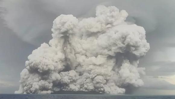 El volcán Hunga Tonga-Hunga Haʻapai erupcionó el sábado en Tonga. (SERVICIOS GEOLÓGICOS DE TONGA/REUTERS).