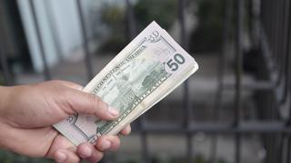 Dólar opera a la baja tras conocerse plan económico de EE.UU. contra el coronavirus