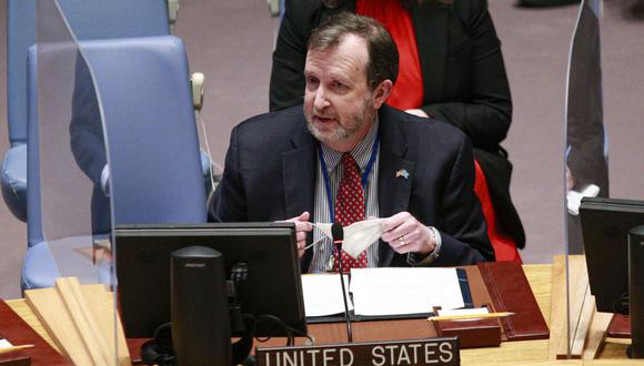Richard M. Mills, representante adjunto de los Estados Unidos de América ante las Naciones Unidas, habla durante la reunión del Consejo de Seguridad de las Naciones Unidas en la sede de las Naciones Unidas el 28 de febrero de 2022 en la ciudad de Nueva York. (Foto de Kena Betancur / AFP)