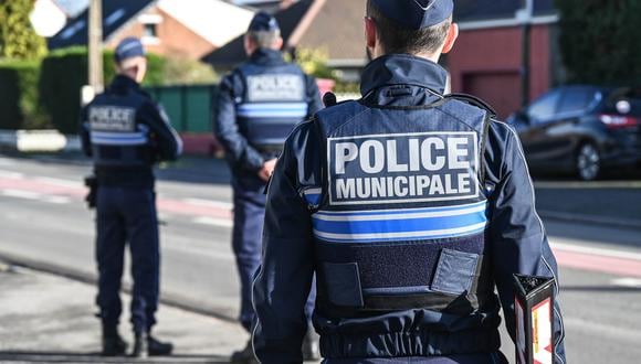 Agentes de la policía municipal se paran mientras aseguran el área cerca de Bethune, en el norte de Francia, el 18 de noviembre de 2022.  (Foto de DENIS CHARLET / AFP)