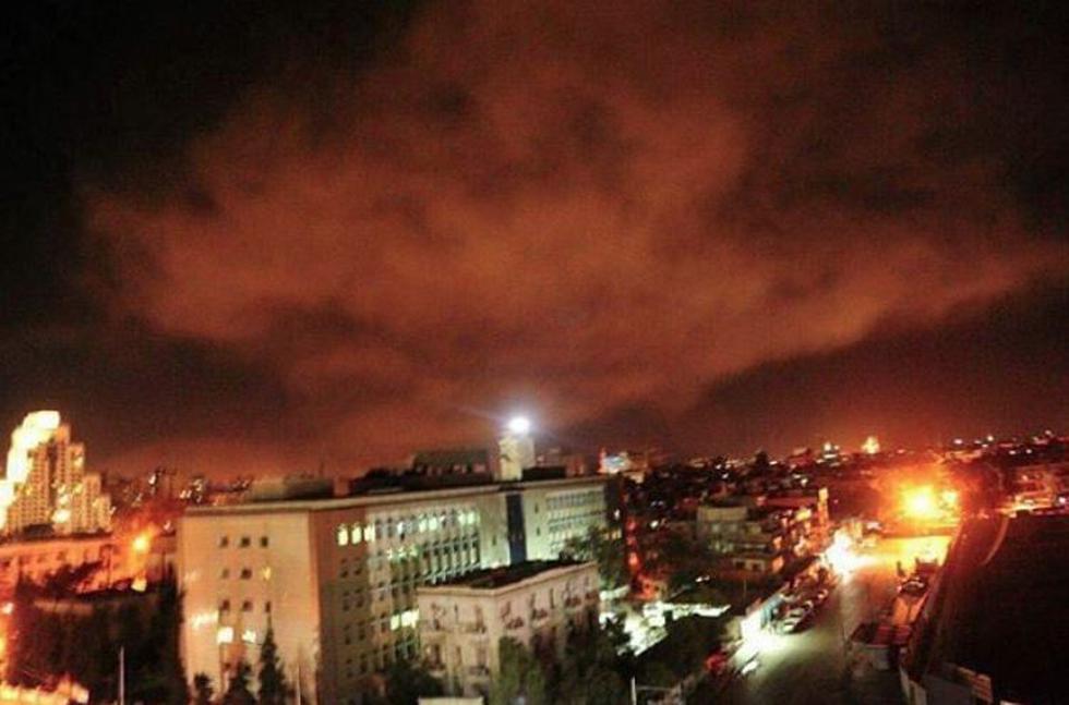 Varias fuertes explosiones se escucharon en la madrugada de este sábado en la capital de Siria. (Twitter/@AdrianBarrosJP)