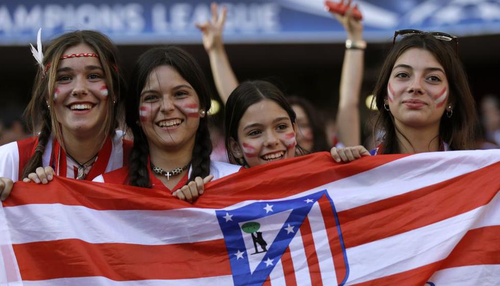 Las hinchas del Atlético de Madrid no dejaron de alentar a su equipo en el Estadio da Luz. (AP)