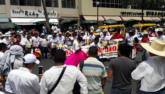 La Unión de Galleros del Perú y la Asociación Cultural Taurina del Perú se unen en una marcha pacífica. (GEC)