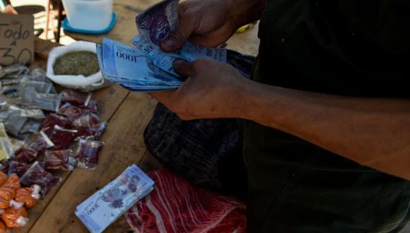 El trueque se ha convertido en una de las vías que tienen los venezolanos para recibir pagos por la falta de billetes y escasez de productos. (Foto: AFP)