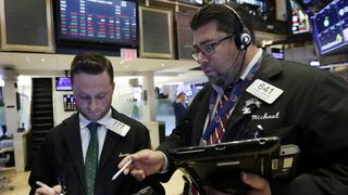 Wall Street cierra con resultados mixtos sostenida por ganancias de Apple