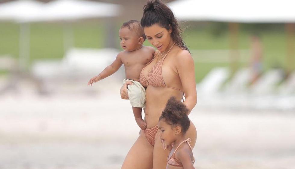 Kim Kardashian presume su nueva figura en las playas de México tras bajar más de 30 kilos. (Twitter)