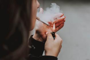 Reino Unido aplica ley para que nuevos mayores de edad no fumen