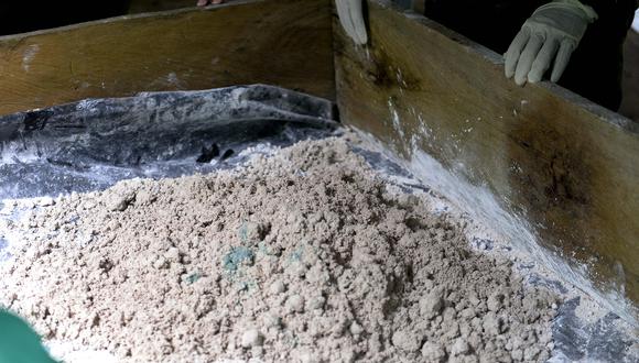 Imagen referencial donde se muestra sustancias químicas utilizadas para producir drogas encontradas durante un operativo militar de destrucción de laboratorios clandestinos de cocaína, en el estado Zulia. (Foto: FEDERICO PARRA / AFP)