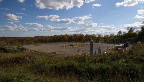 Vista del sitio de fracking Mad Dog 2020 en West Pike Run, al este de Beallsville, Pensilvania, el 22 de octubre de 2020. (Foto de NICHOLAS KAMM / AFP)