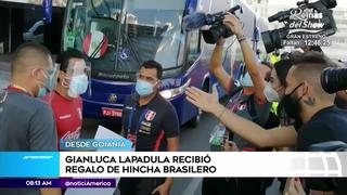 Selección Peruana: Hincha brasileño le entrega presente a Gianluca Lapadula