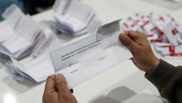 Un funcionario electoral cuenta los votos después de que cerraran las urnas durante el referéndum para aprobar o rechazar una nueva Constitución, en Santiago, el 4 de septiembre de 2022. (Foto de JAVIER TORRES / AFP)