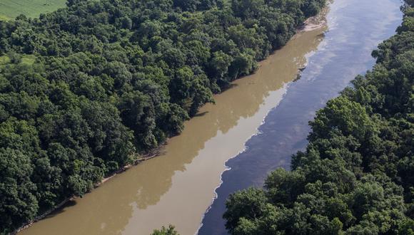El derrame de este licor se viene extendiendo hasta el río Ohio. (AP)