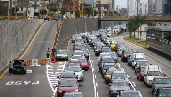 Largas filas de vehículos se pudo ver a lo largo de la Vía Expresa de Paseo de la República. (Foto: Jesús Salcedo)