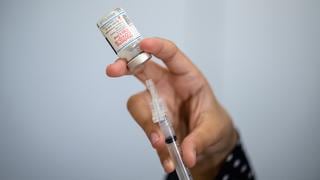 COVID-19: Expertos de EE.UU. recomiendan refuerzo de vacuna Moderna para adultos mayores 