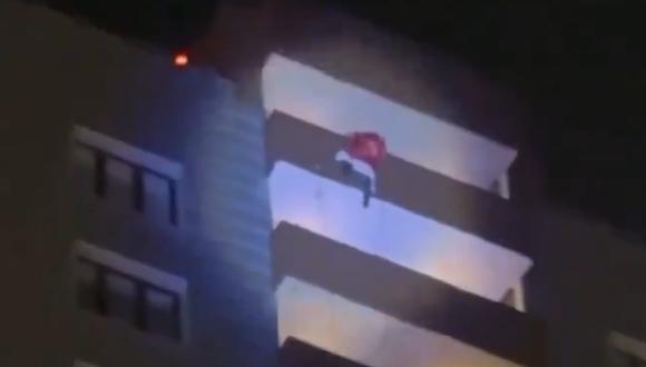 Papa Noel cae de un edificio y muere. (Foto: captura)