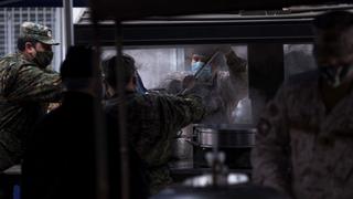 El Ejército de Chile cocina y reparte raciones solidarias en Santiago [FOTOS]