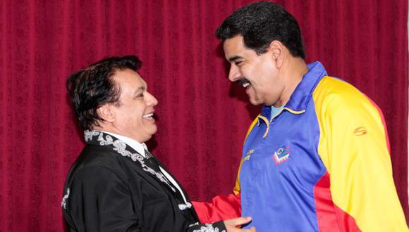 Juan Gabriel y Nicolás Maduro en el Palacio de Miraflores. (AFP)