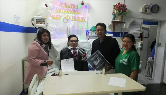 Mary Alva Silva (28) y Andrés Miguel Santamaría Cruzalegui (29) se unieron en matrimonio en la sala de cuidados intensivos del Hospital I de EsSalud, en en distrito de Nuevo Chimbote.