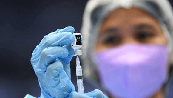 Una trabajadora médica prepara una vacuna contra el coronavirus BioNtech-Pfizer Covid-19 en las afueras de Manila, el 29 de noviembre de 2021. (Ted ALJIBE / AFP).