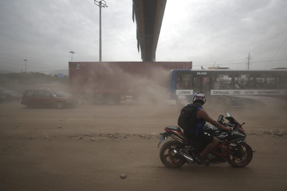 Vehículos transitan en medio de una nube de polvo por los trabajos de limpieza para restablecer el tránsito en la Vía Evitamiento (Fotos: Renzo Salazar/ GEC)