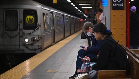 Los viajeros esperan un tren en una estación de metro en Nueva York el 13 de abril de 2022, un día después de que personas resultaran heridas durante un tiroteo en hora pico en el distrito de Brooklyn de Nueva York. (Foto de Ángela Weiss / AFP)