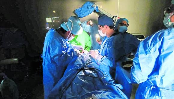 Personal médico operan con linternas de celulares tras corte de luz