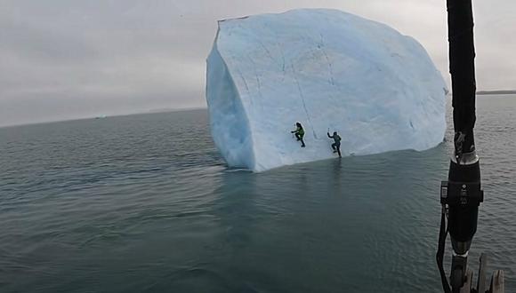 Mike Horn y un compañero intentaron escalar un iceberg que encontraron en medio del océano, pero este se volcó y casi los aplasta. (Foto: Mike Horn / YouTube)