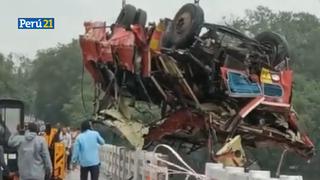Más de 10 muertos al caer un autobús por un puente en el centro de la India