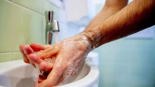 Coronavirus en Perú: Hombres se lavan menos las manos que las mujeres tras ir al baño, según estudio