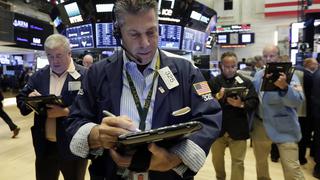 Wall Street cierra con pérdidas en medio de una agitada jornada bursátil