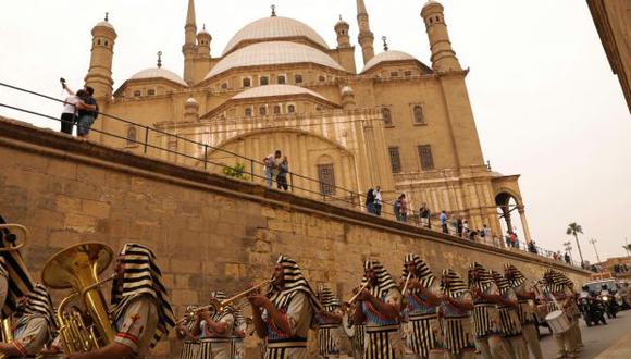 Egipcios vestidos con trajes que pasan por la ciudadela de El Cairo durante una ceremonia para el transporte del carro de Tutankamón desde el Museo Militar hasta el Gran Museo Egipcio. (Foto: AFP)
