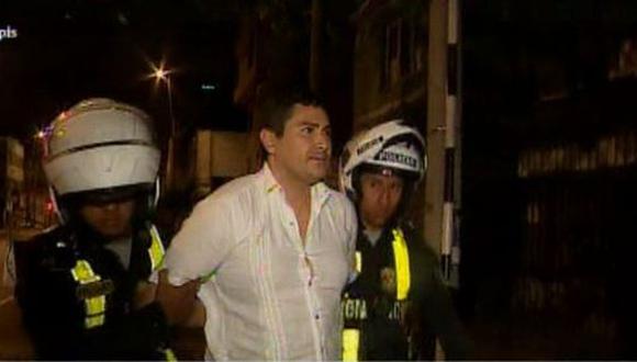 La detención fue registrada en video por uno de los policías. (Foto: Captura/América Noticias)
