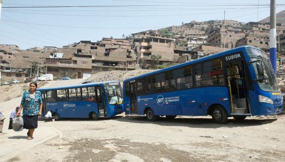 Choferes de buses azules se apoderan de las calles y forman larga fila hasta que les den la orden de salida. (Renzo Salazar)