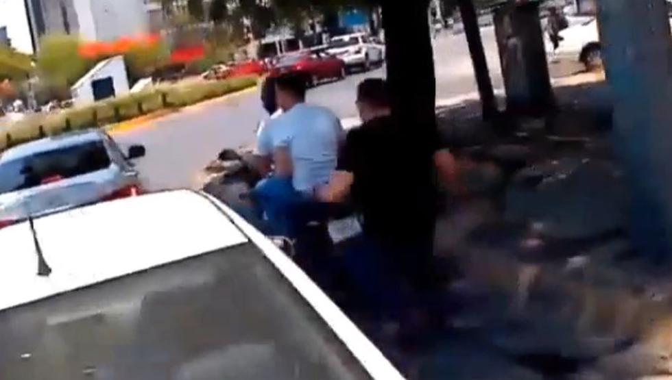 Un motociclista fue de suma ayuda para una víctima de robo. (Captura YouTube)